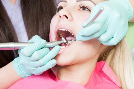 Cạo vôi răng có làm hại men răng không?