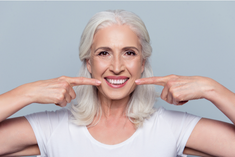 Giải đáp thắc mắc: Người lớn tuổi có nên trồng răng implant không?