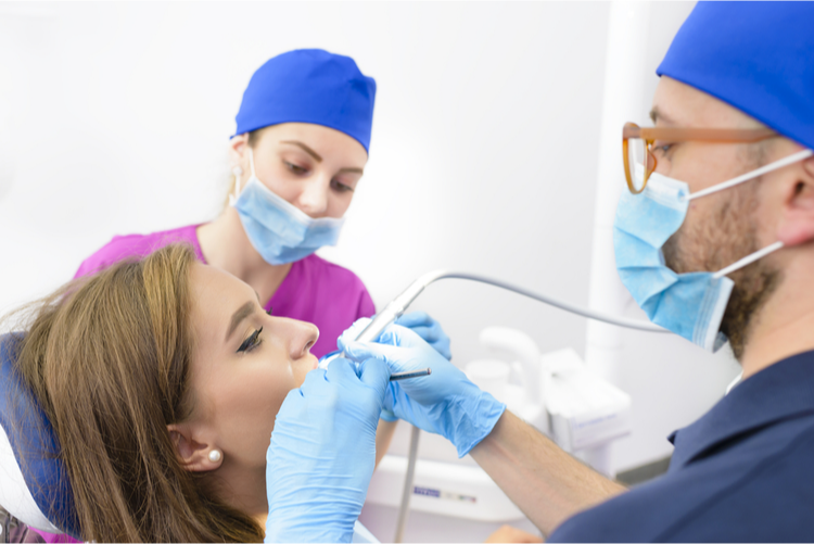 Năm 2020 điều trị lấy tủy răng bao nhiêu tiền?